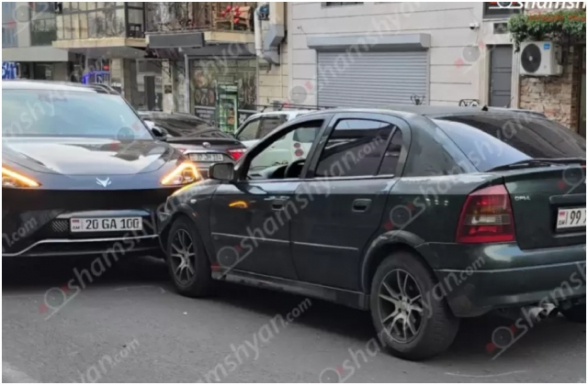 Երևանում «Opel»-ի վարորդի ինքնազգացողությունը վատացել է, մեքենան դուրս է եկել հանդիպակաց գոտի և բախվել «Arcfox»-ին